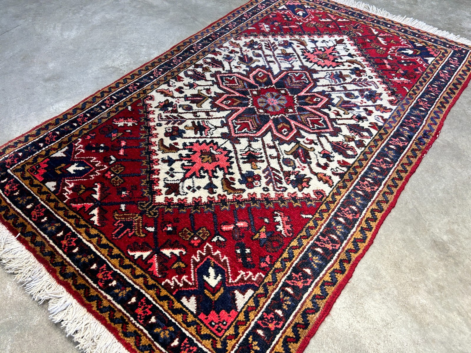 3’1″x5′ Hand-Knotted 100% Wool Pile Herize Rug