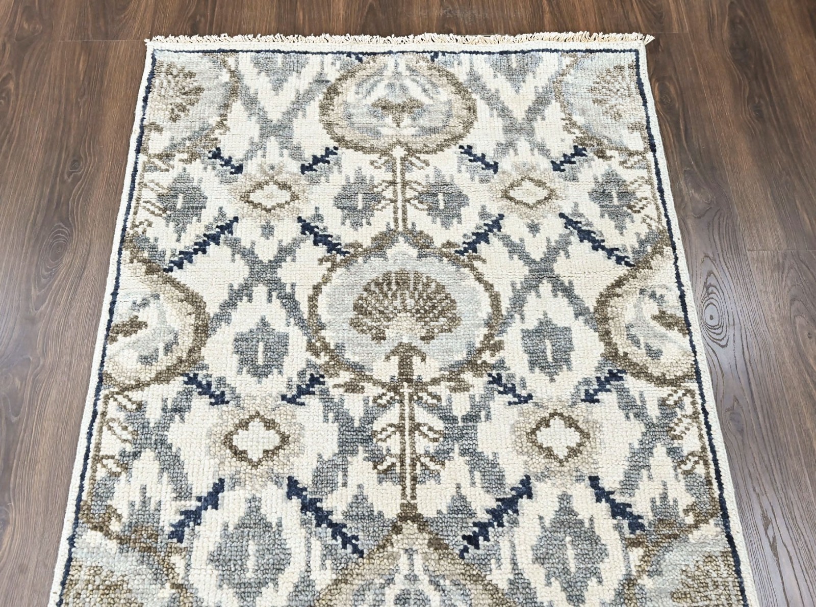3’6”x5’7” Hand Knotted Wool Ivory Oushak Transitional Rug