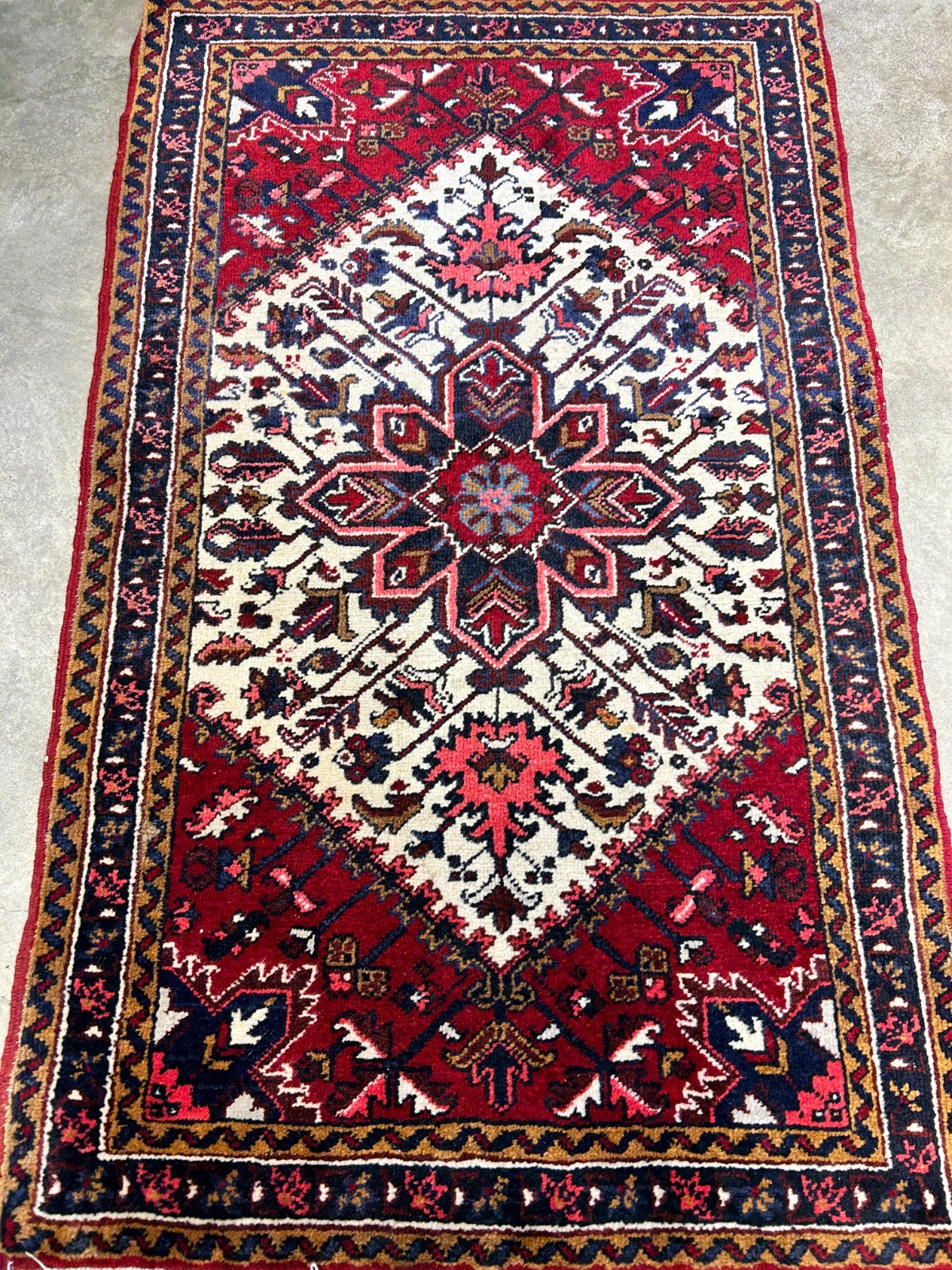 3’1″x5′ Hand-Knotted 100% Wool Pile Herize Rug