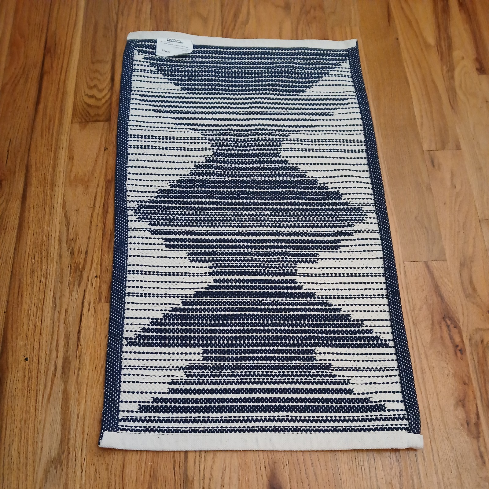 Damask Woven Accent Rug 1’8″ X 2’10” Navy/Off-White White