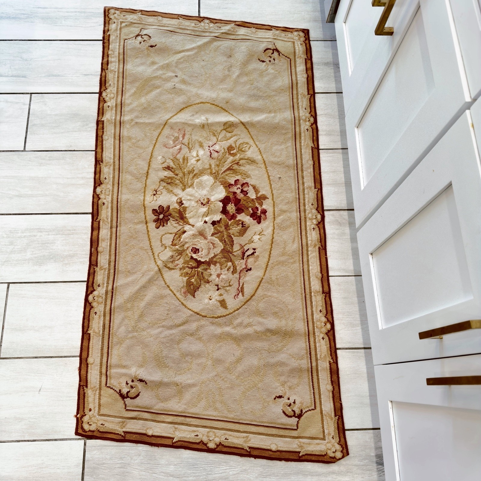 French Aubusson VTG Wool Area Rug Floral Medallion Scalloped Border Tapestry