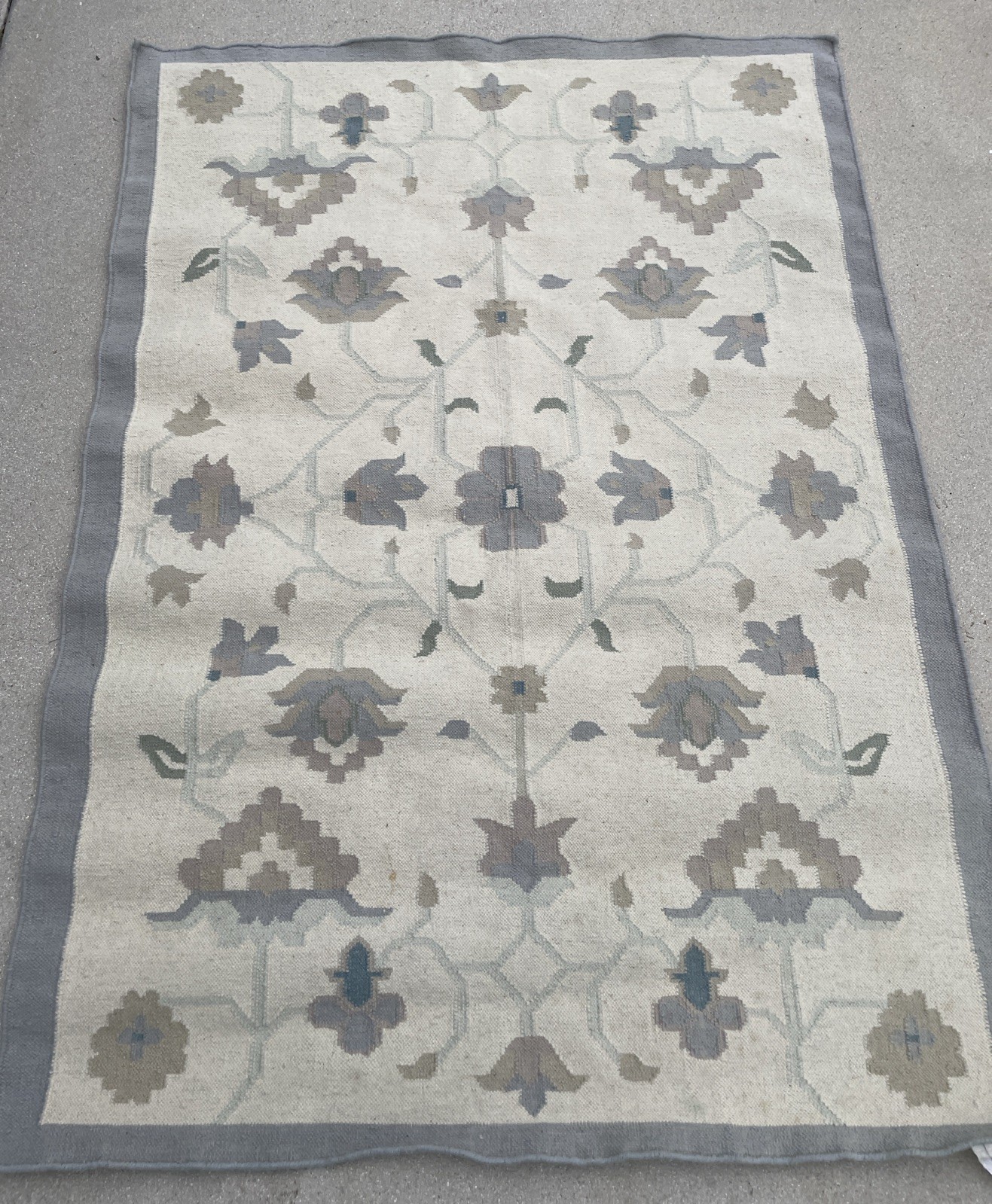 4 x 6 hand tufted Wool Blend rug, floral motif blue grays medallion blend EUC