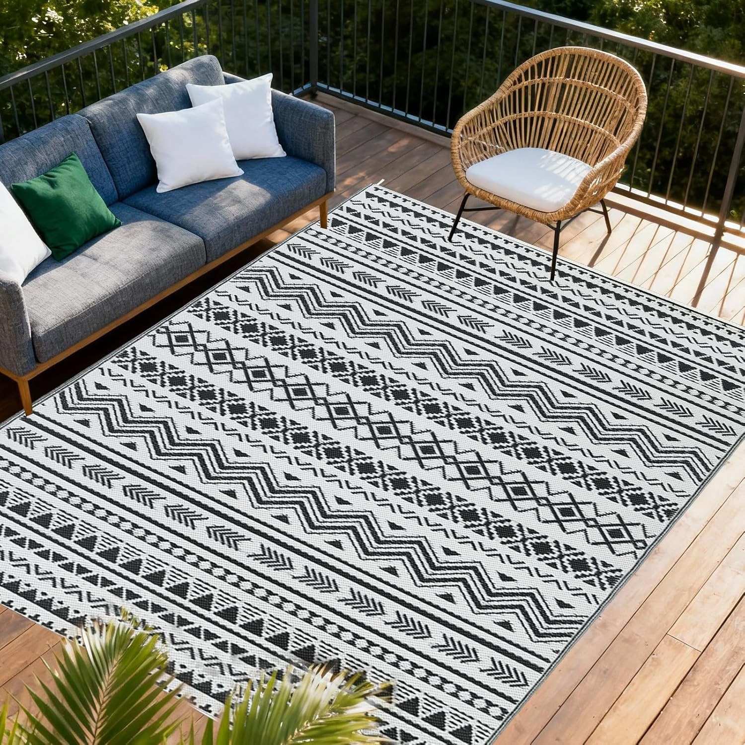 6×9 Feet Black & White Plastic Outdoor Rug Stain Resistant Waterproof Reversible