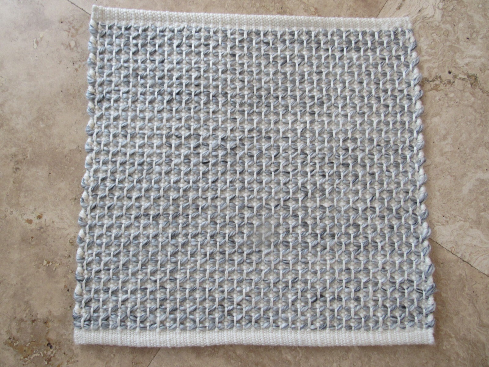 NEW Surya Azalea rug, 18″ x 18″, textured, PET yarn