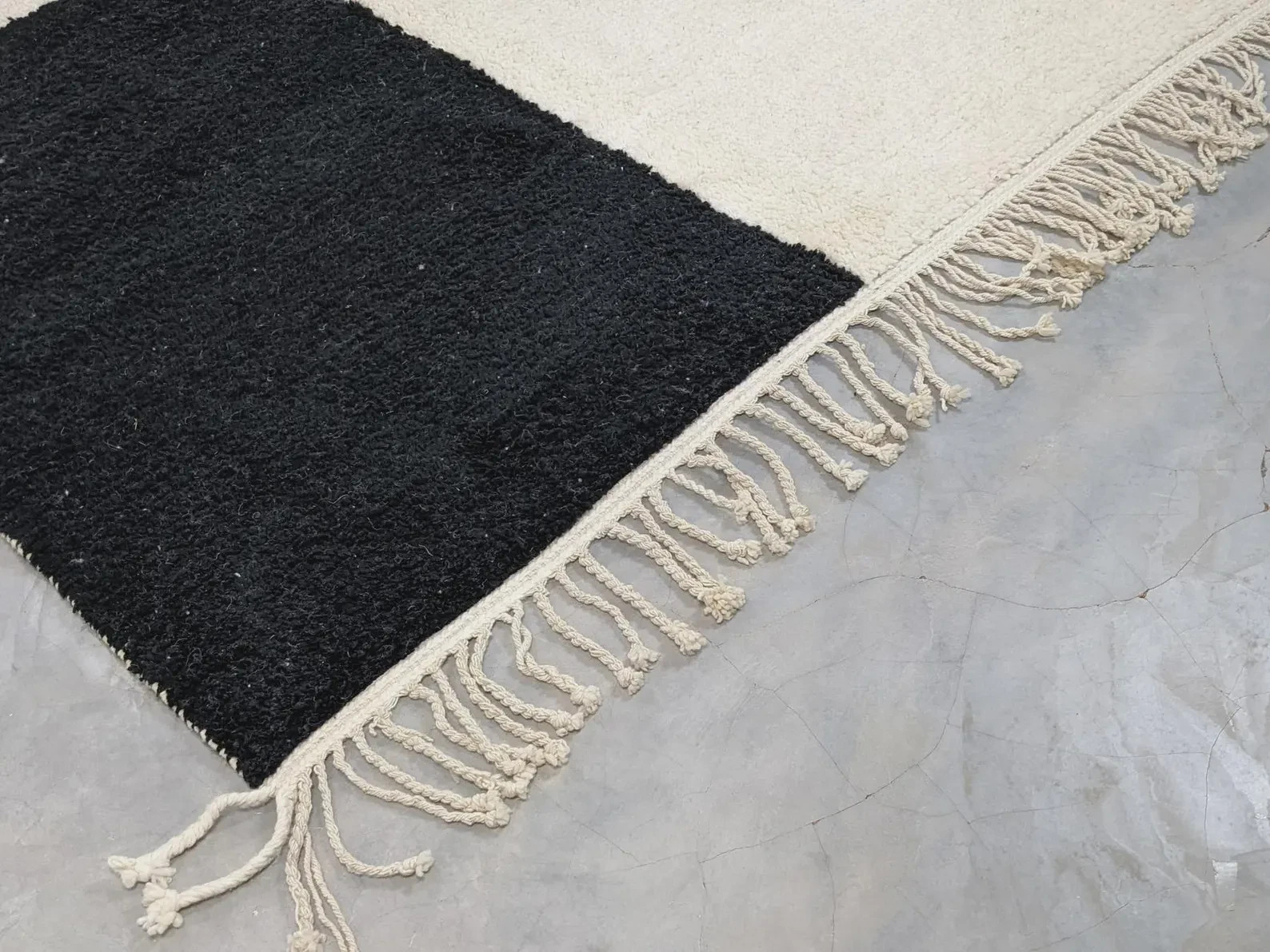 Design Color White and Black Moroccan Berber Beni Ourain Wool Handmade Carpet Ru