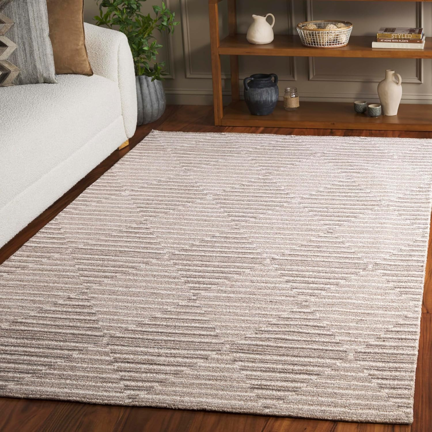 SAFAVIEH Ebony Collection Area Rug – 6′ X 9′, Beige/Ivory, Geometric Design, Ide