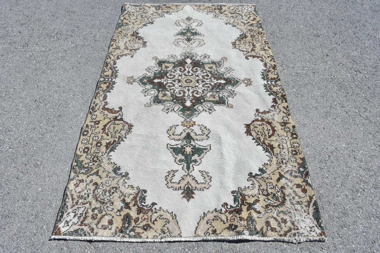 Vintage Area Rug 3,9×6,7 ft (119×205 cm), Turkish White Oriental Rug