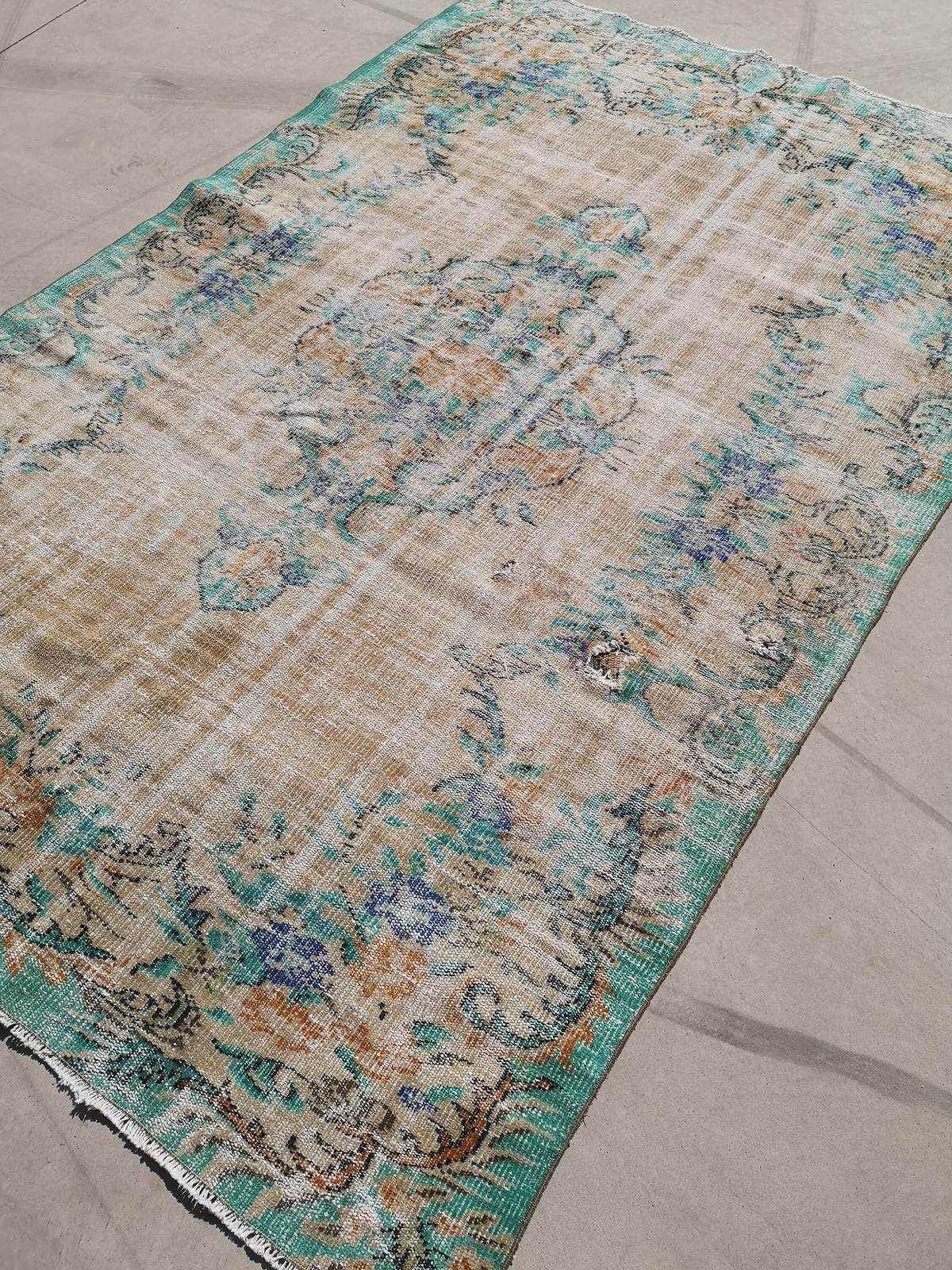 Handmade Turquoise Turkish Wool Rug (5.9 x 8.9 ft)