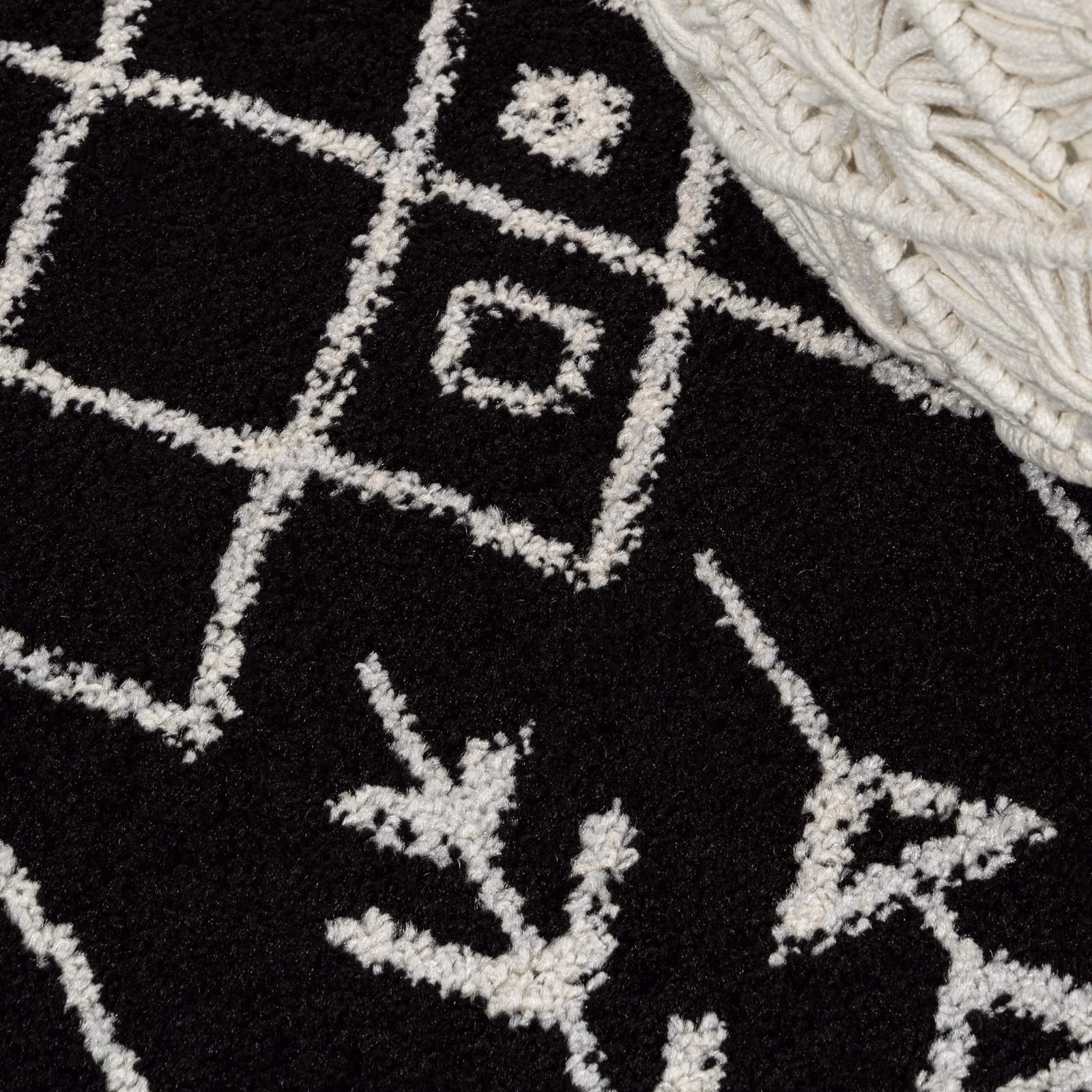 Black Cream Tribal Rug 4×6 Low Pile Synthetic Fiber Easy Care Modern Design