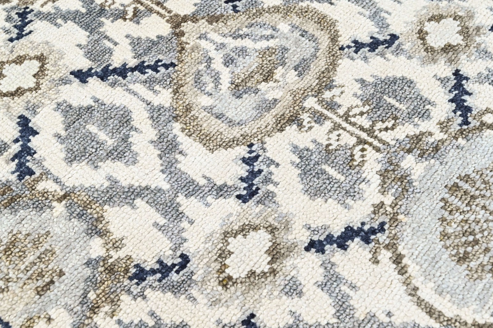 3’6”x5’7” Hand Knotted Wool Ivory Oushak Transitional Rug