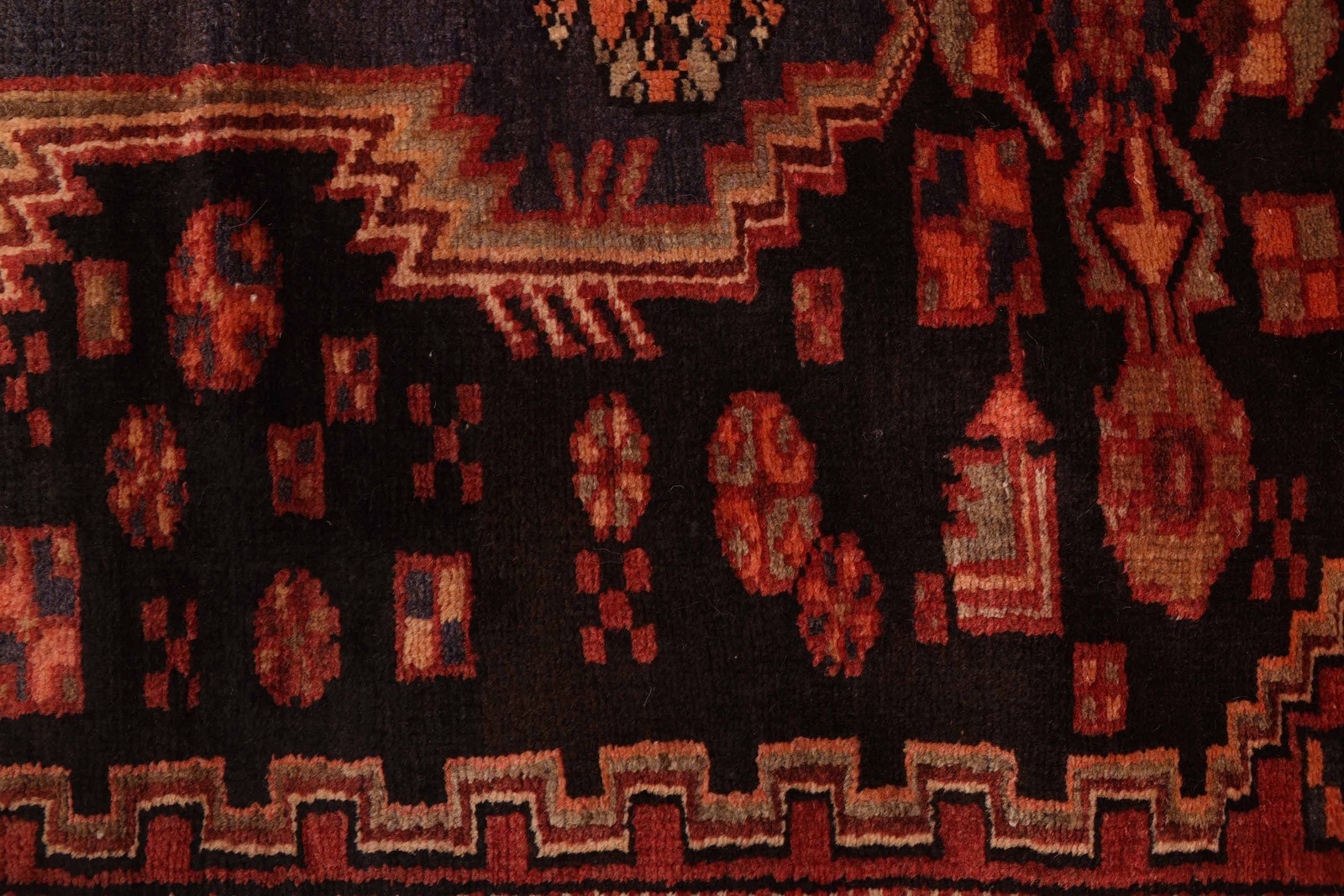 Vintage 4’5″ x 8’11” Traditional Hand Knotted Vegetable Dye Wool Area Rug