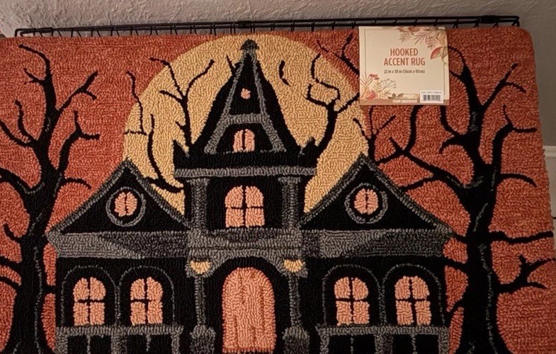 HOOKED ACCENT RUG 22 in x 38 in With Foam Underfoot Halloween New