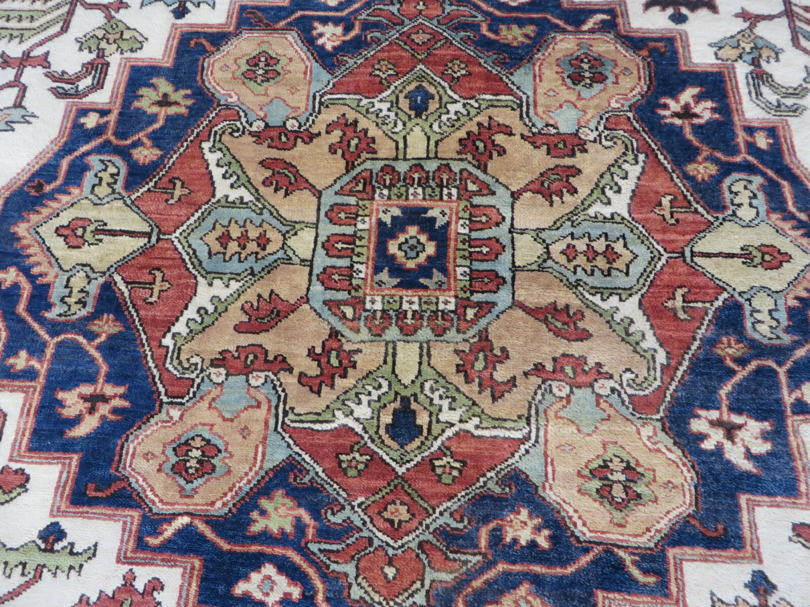8 x 8 Round Hand Knotted Ivory Antiqued Serapi Heriz Oriental Rug G12128