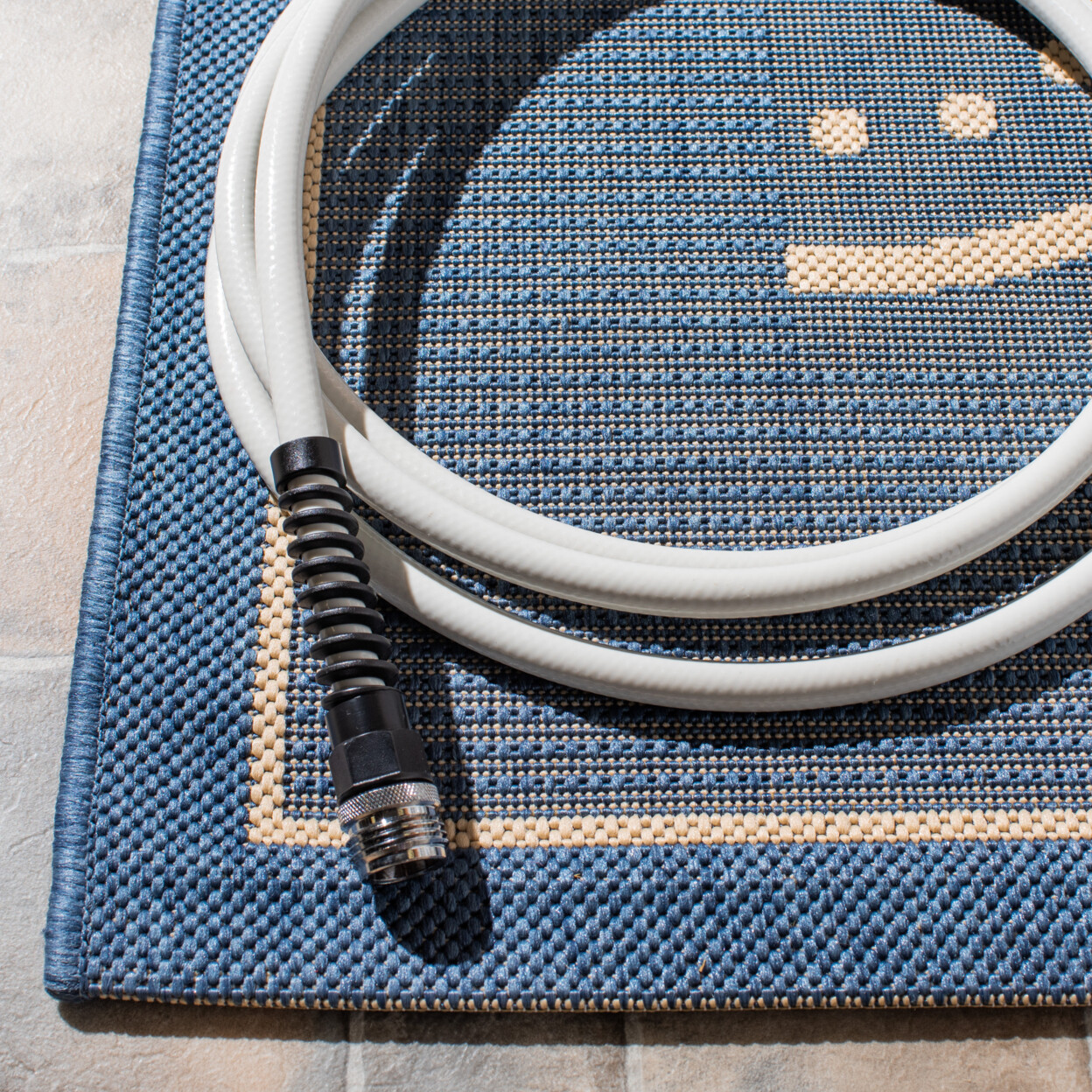 SAFAVIEH Outdoor CY1906-3103 Courtyard Blue / Natural Rug