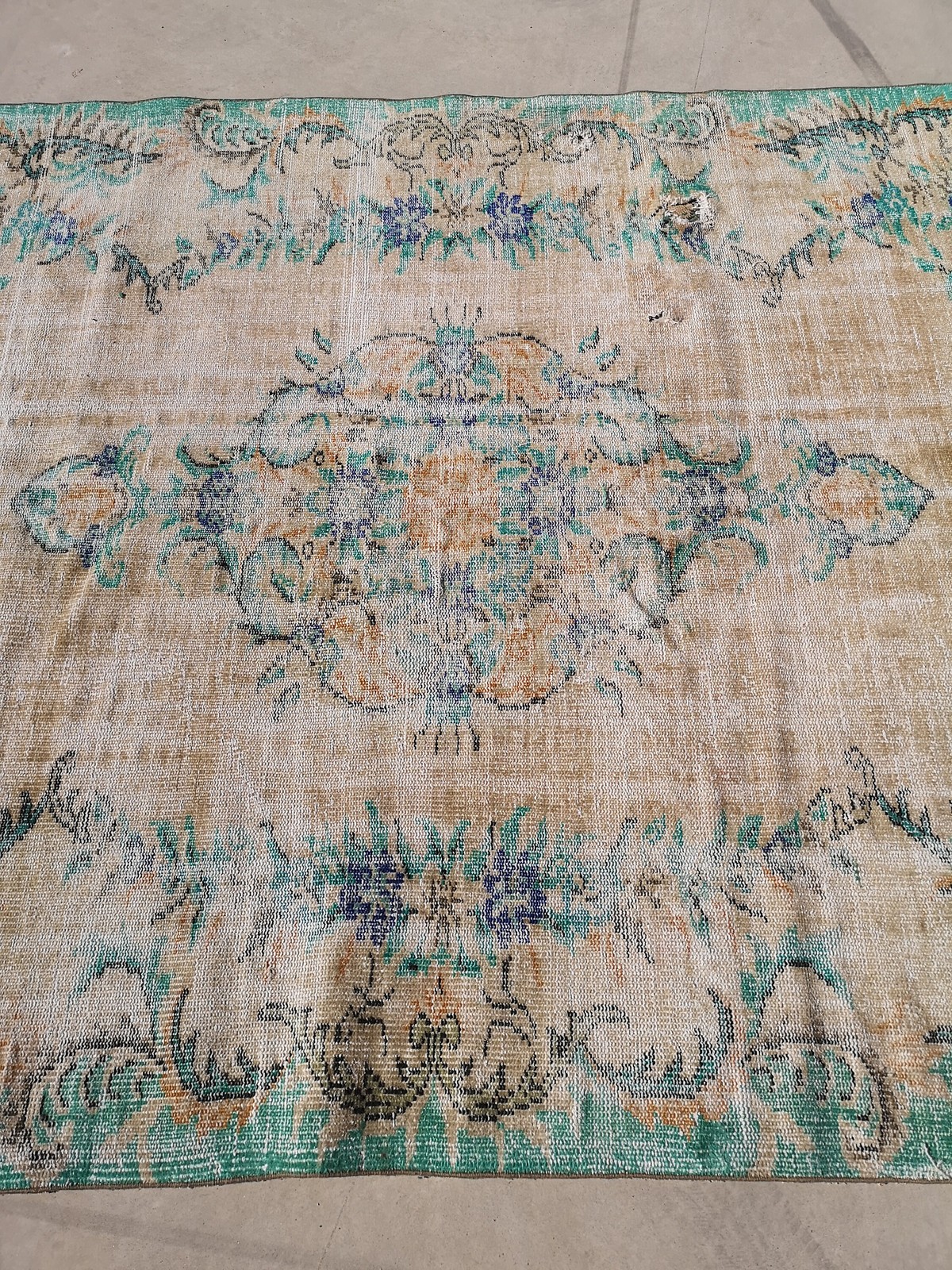 Handmade Turquoise Turkish Wool Rug (5.9 x 8.9 ft)