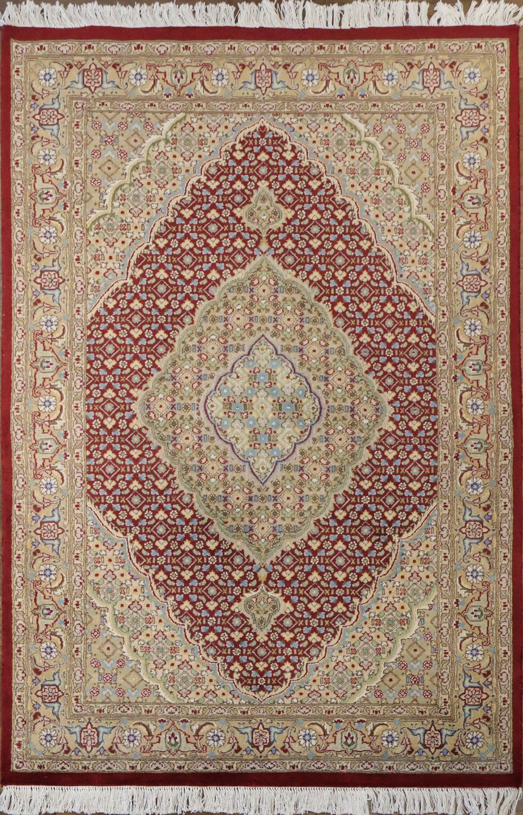 Traditional Area Rug Wool & Silk 4×6 Hand-Knotted Medallion in Red & Ivories