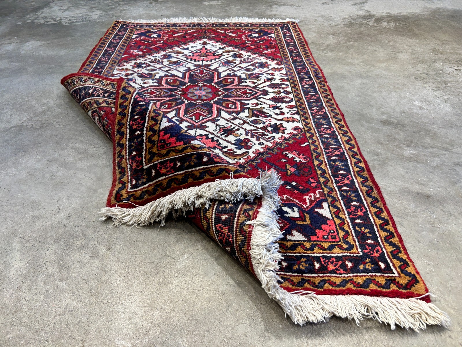 3’1″x5′ Hand-Knotted 100% Wool Pile Herize Rug