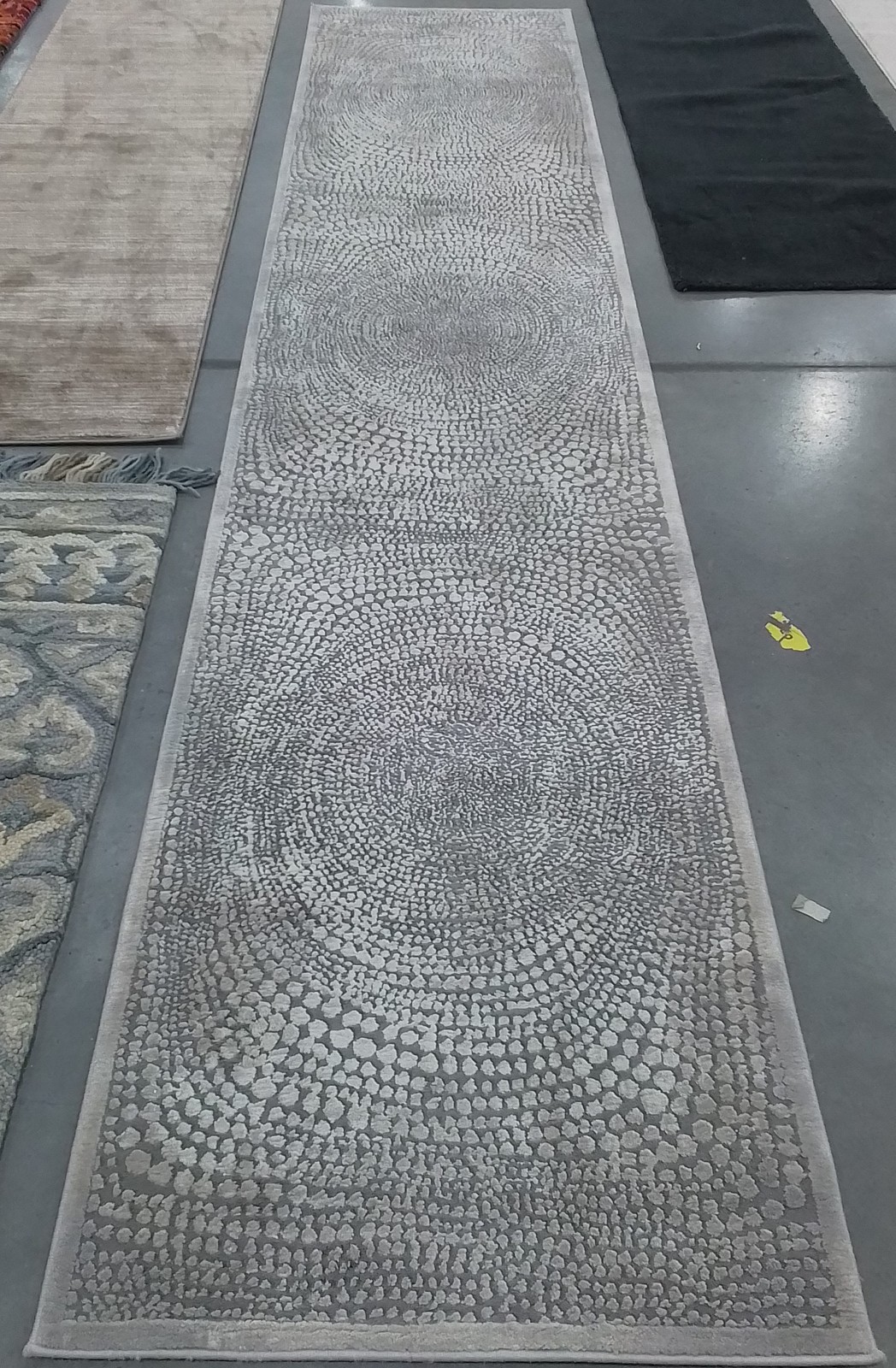 IVORY / GREY 2′-7″ x 12′-0″ Flaw in Rug, Reduced Price 1172808616 MDW333A-212