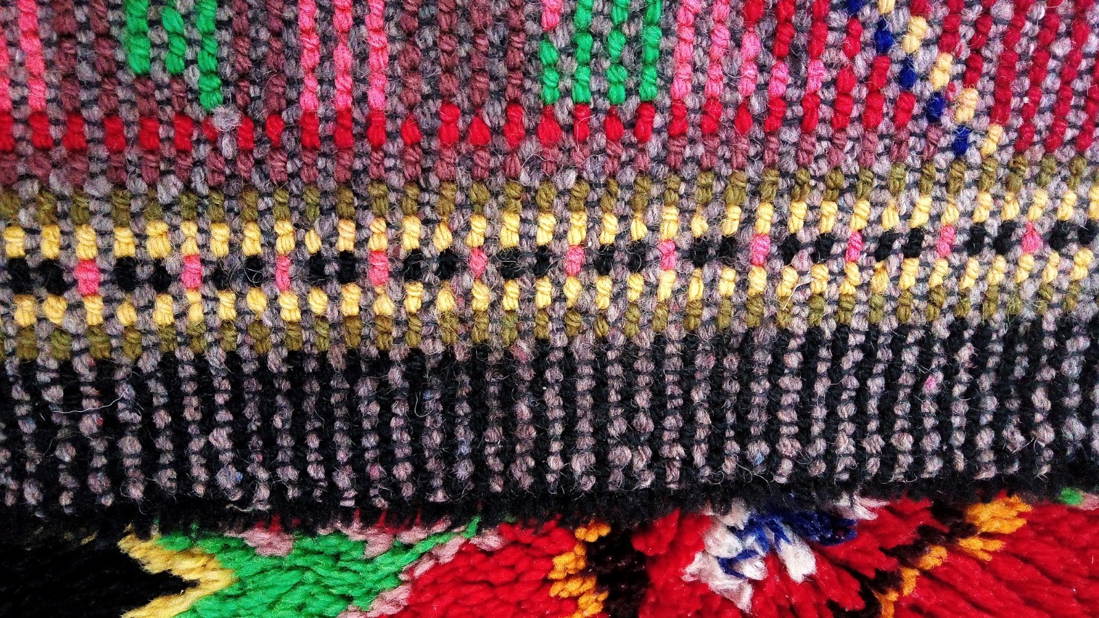 Beautiful woolen long-wave carpet with unique medallion.200x120cm.