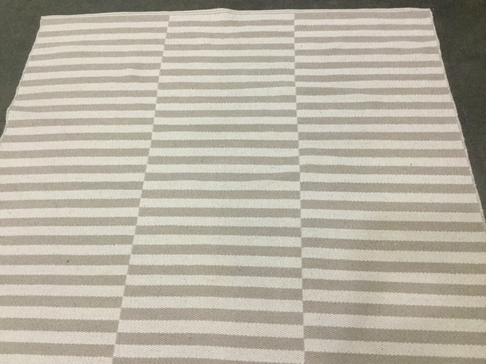 IVORY / LIGHT GREY 5′ X 7′ Back Stain Rug, Reduced Price 1172663180 MTK715E-57