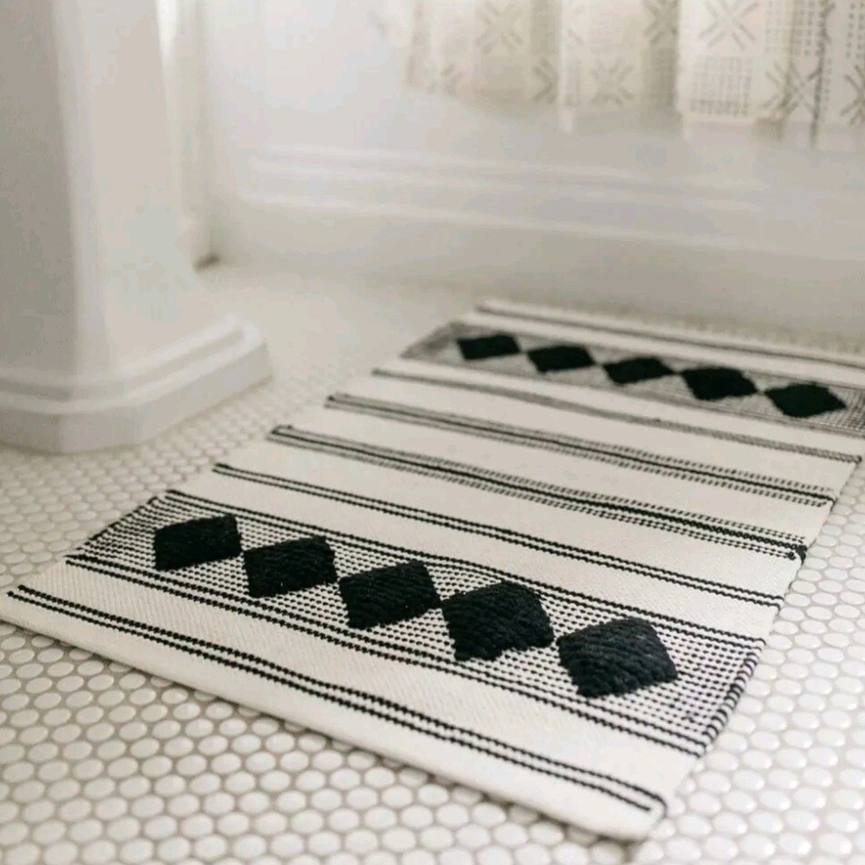 Caravan Home Decor Diamond Woven Area Rug 21″ x 34″ Black & White NEW With Tags