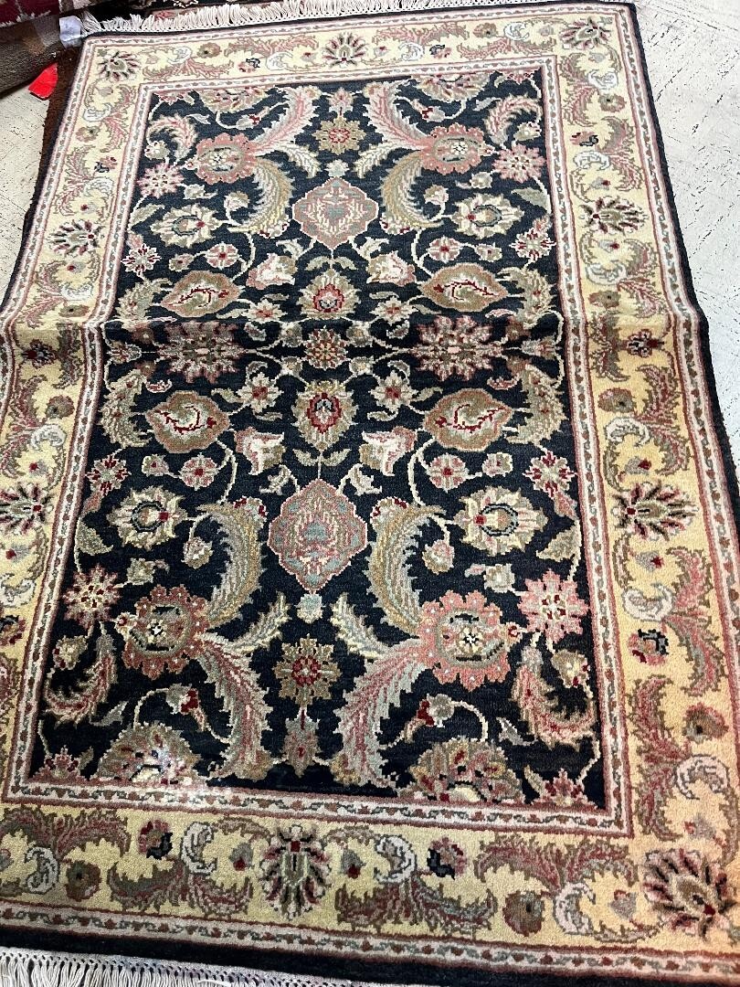 Area Rug in Multicolored AREA RUGS 4 x 6 MISC PATTERNS AND COLORS