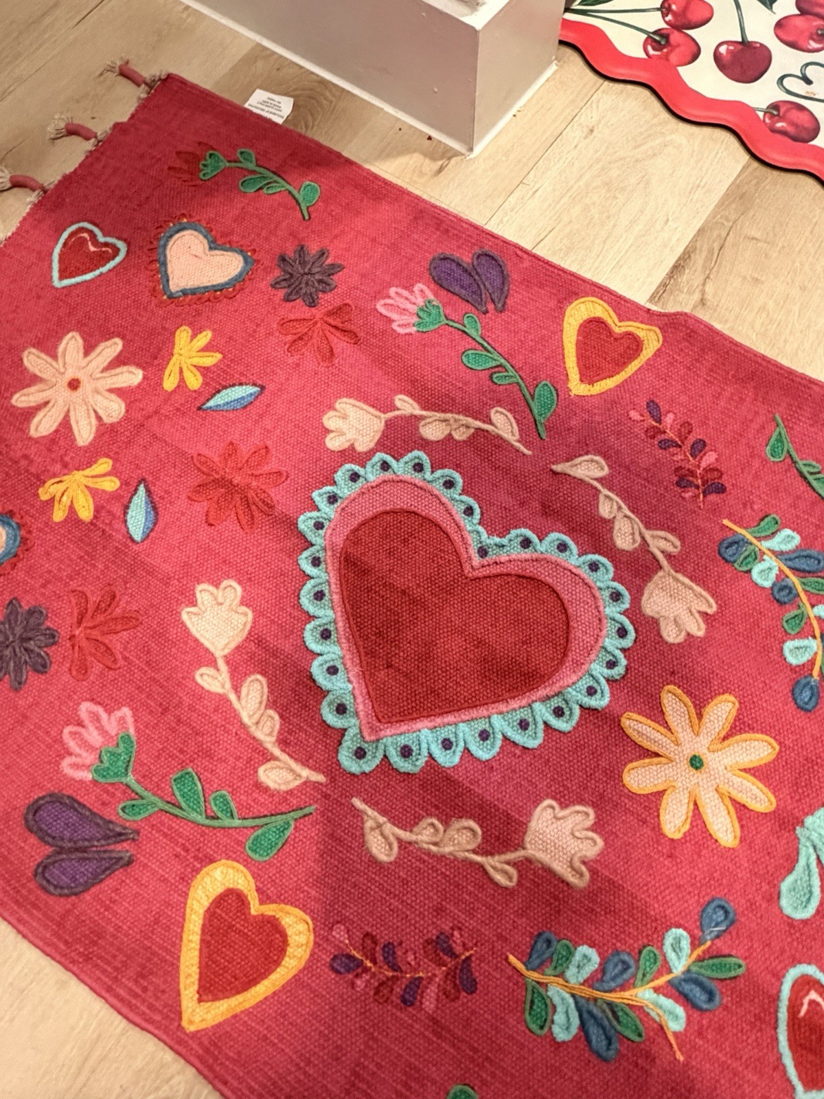 Rachel Zoe Valentines Accent Throw Red Pink Rug Pinkmas Hearts! 27″x45″ NEW