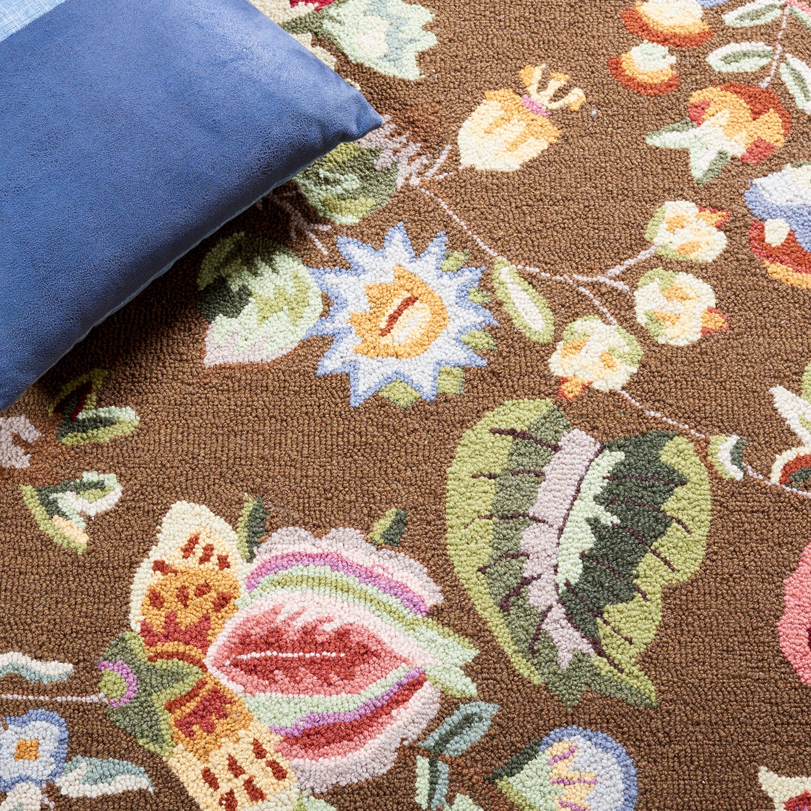 SAFAVIEH Chelsea Collection Accent Rug – 1’8 x 2’6, Brown, Hand-Hooked French Co