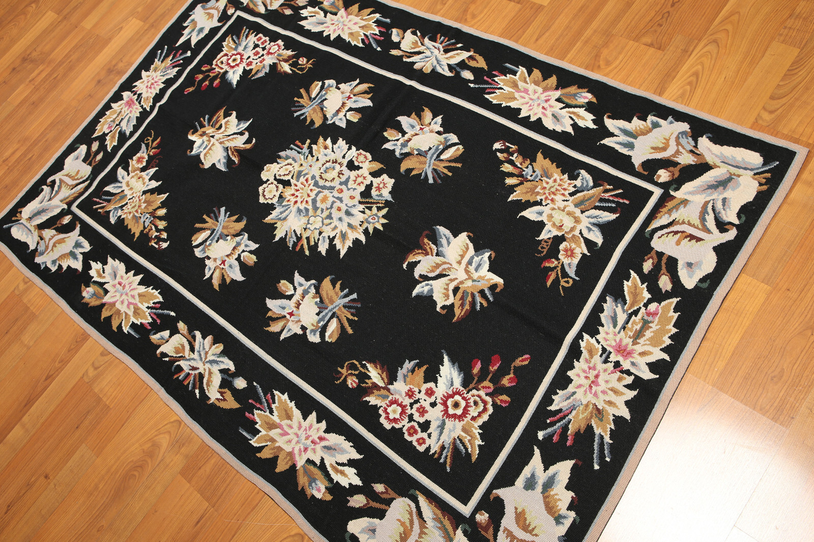 Hand Woven 100% Wool Needlepoint Traditional Oriental Area Rug Black 4′ x 6′