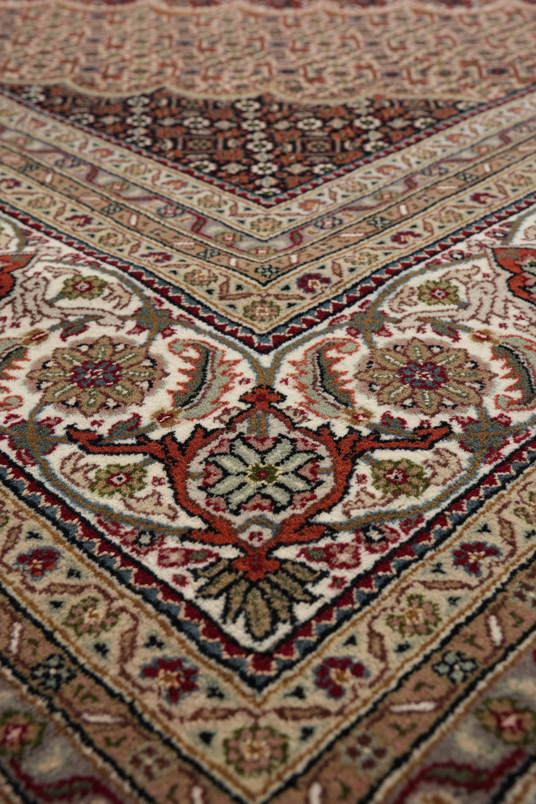 8.1 x 11.6 Finer Weave Handmade Rug Wool and Silk Mahii Tabriiz#F-4155