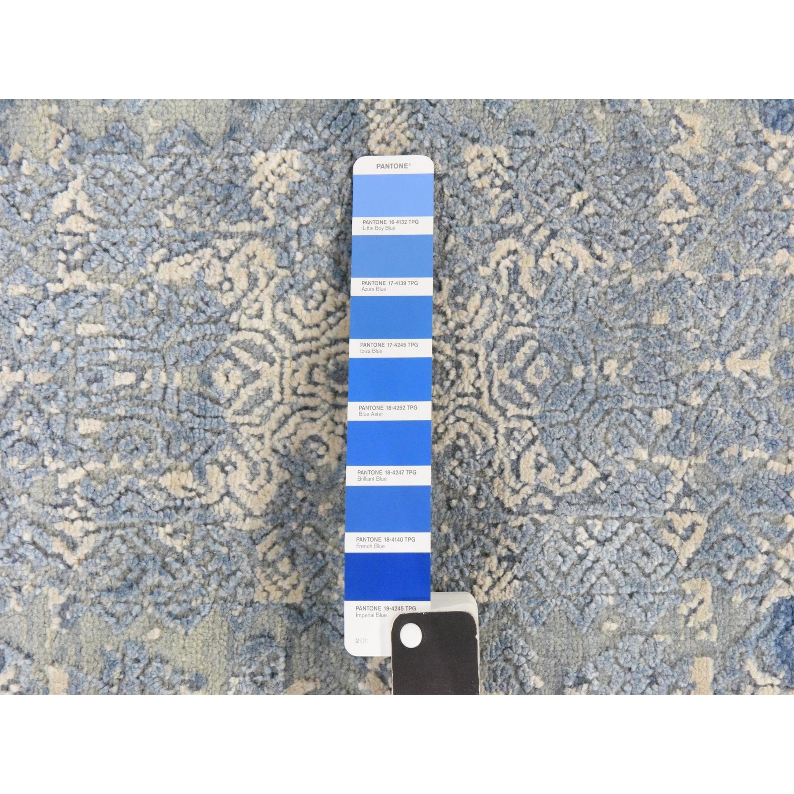 4’x4′ Blue Wool and Pure Silk Jewelry Design Hand Knotted Round Rug R78461