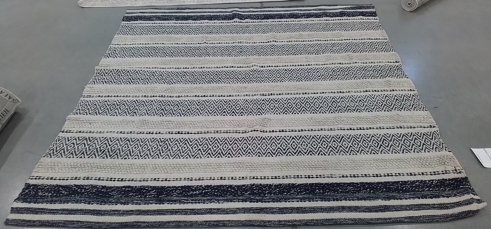 IVORY / NAVY 7′-0″ x 7′-0″ Back Stain Rug, Reduced Price 1172796829 STK502A-7SQ
