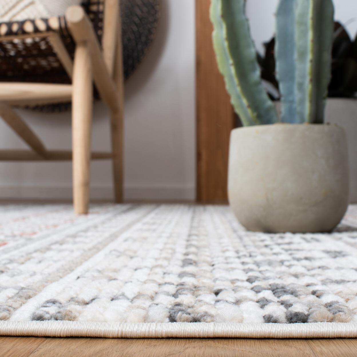 SAFAVIEH Sedona Collection SED883C Ivory / Dark Grey Rug