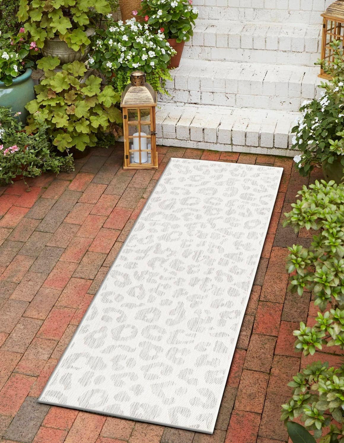 Leopard Print Outdoor Runner Rug – 2′ 11″ x 10′ in Ivory Gray