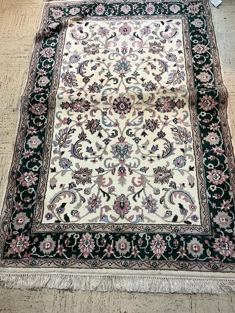 Area Rug in Multicolored AREA RUGS 4 x 6 MISC PATTERNS AND COLORS