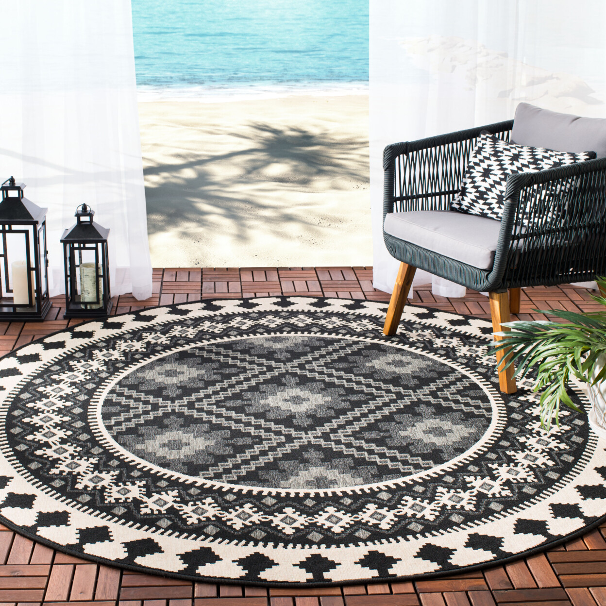 SAFAVIEH Outdoor VER099-0421 Veranda Black / Creme Rug