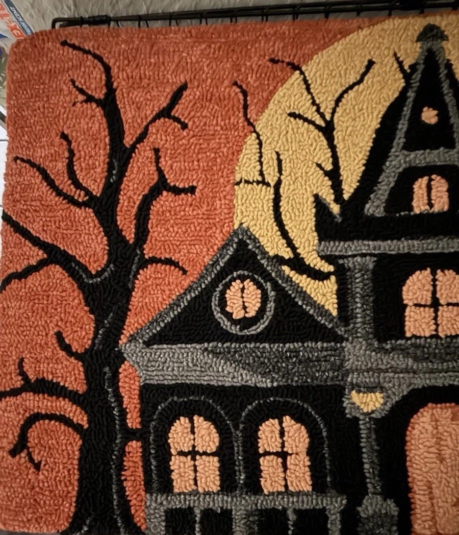 HOOKED ACCENT RUG 22 in x 38 in With Foam Underfoot Halloween New