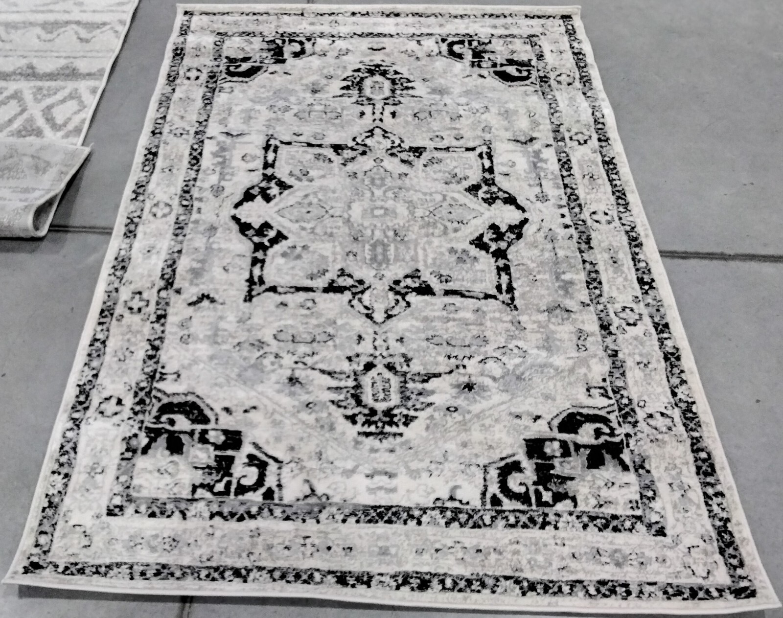 IVORY / BLACK 4′ X 6′ Back Stain Rug, Reduced Price 1172754889 BNT852A-4