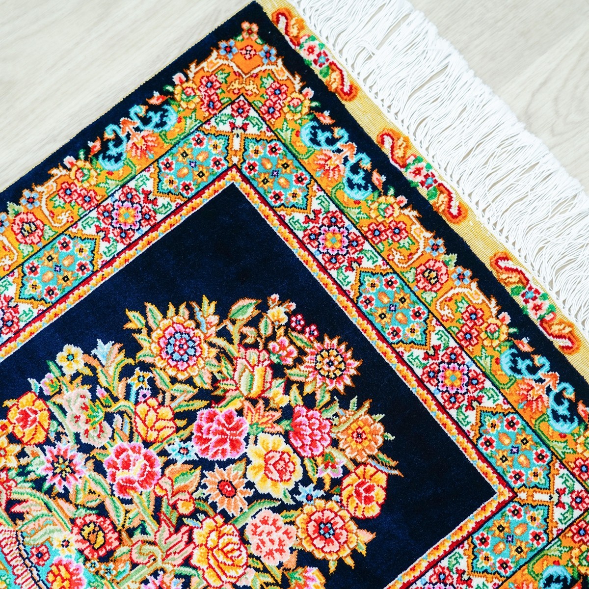 1.5x2ft Small Vase Pattern Tapestry Handmade Silk Area Rug Villa Carpet 1008