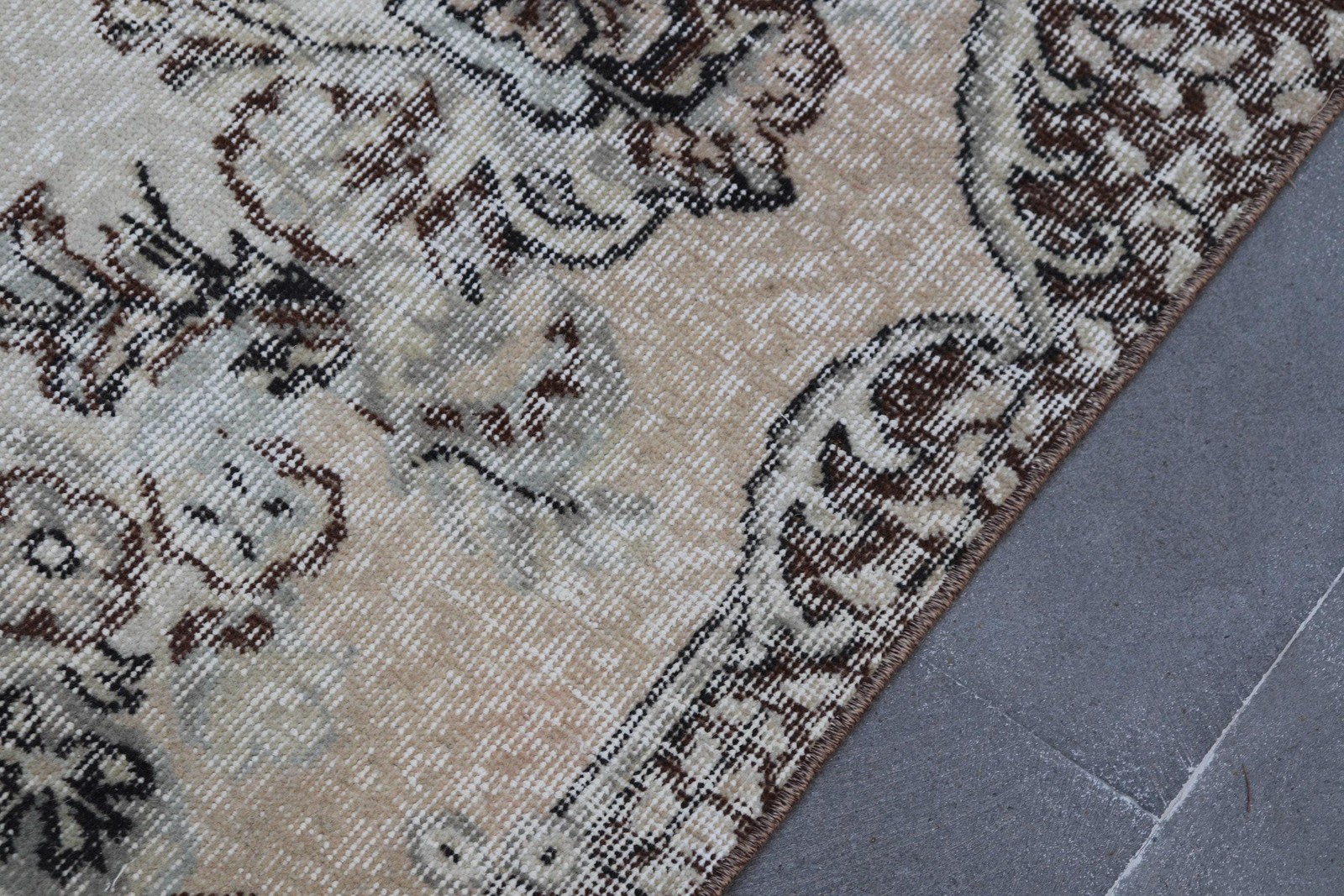 Vintage Turkish Rug 5,5×8,4 ft (168×257 cm), Brown Check Wool Rug