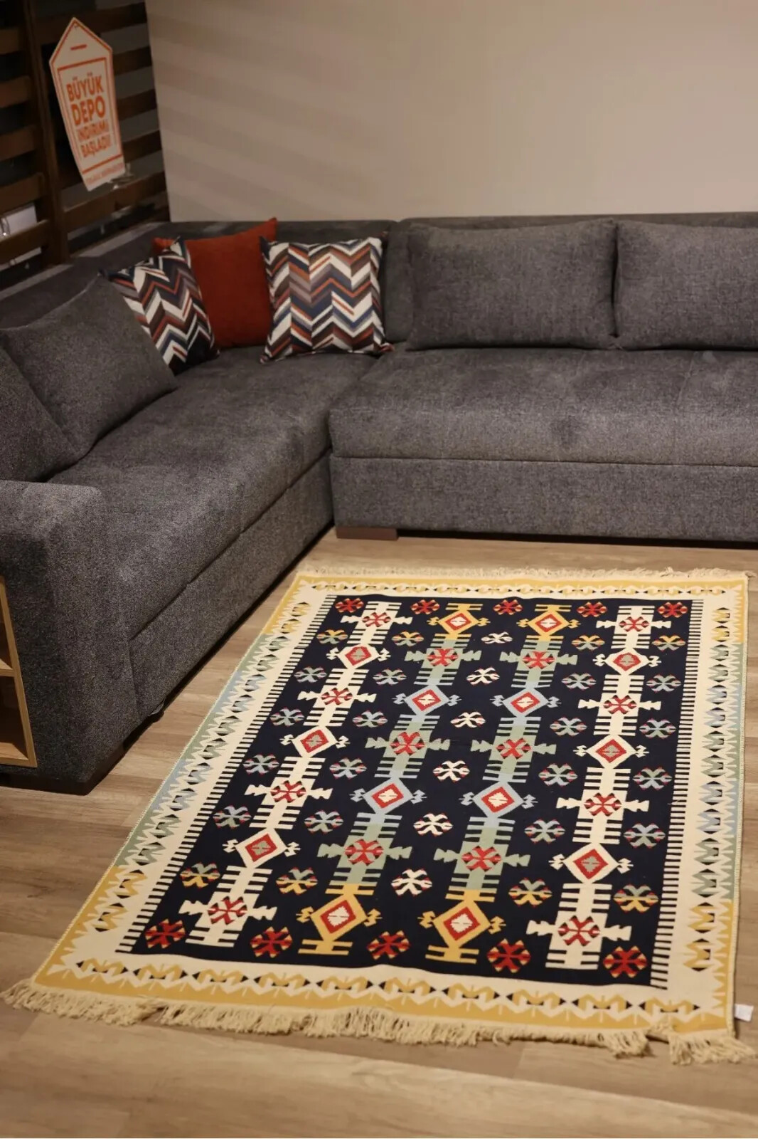 Decorative Double-Sided Model and Color Options Famous Ushak Kilim Carpet