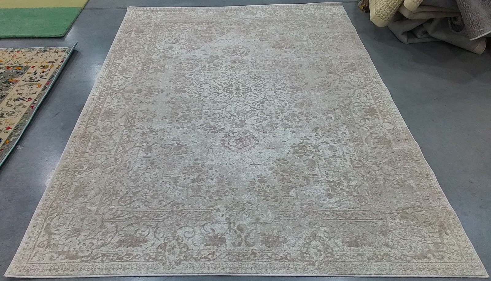 CREME / IVORY 6′-0″ x 8′-0″ Back Stain Rug, Reduced Price 1172805552 RFT664D-68