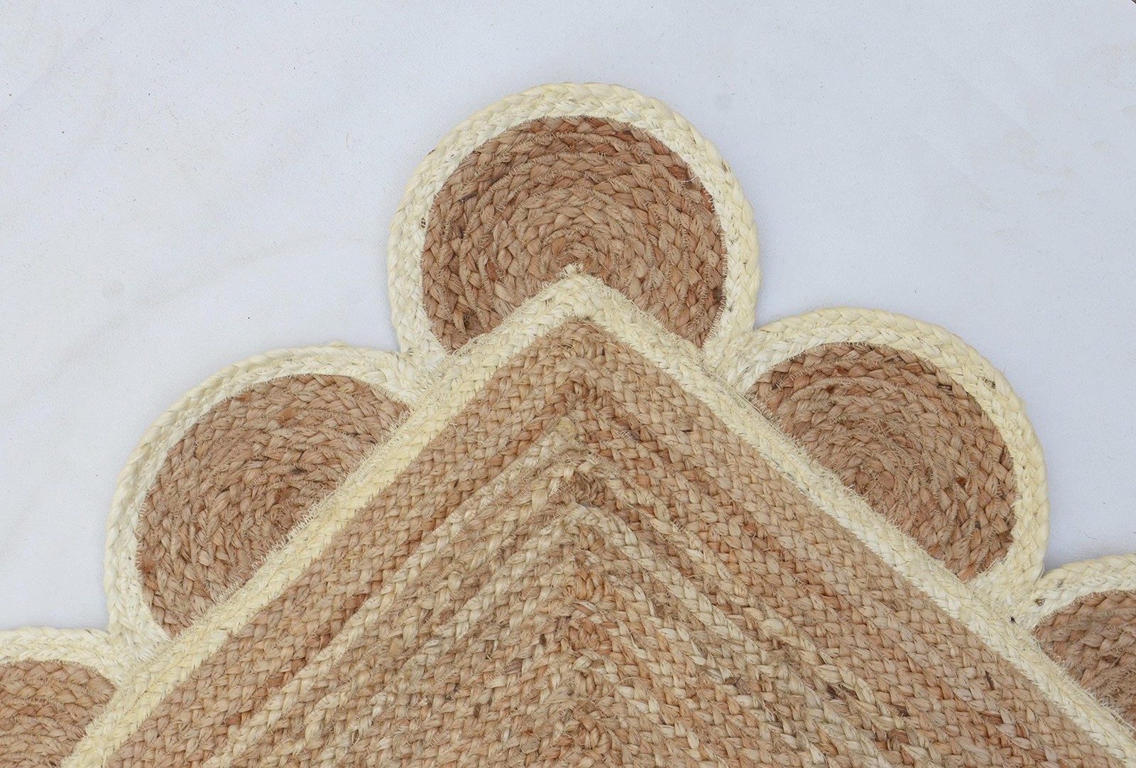 Gautam International Scallop Pattern Jute Bohemian Area Rug 4X6 Off White