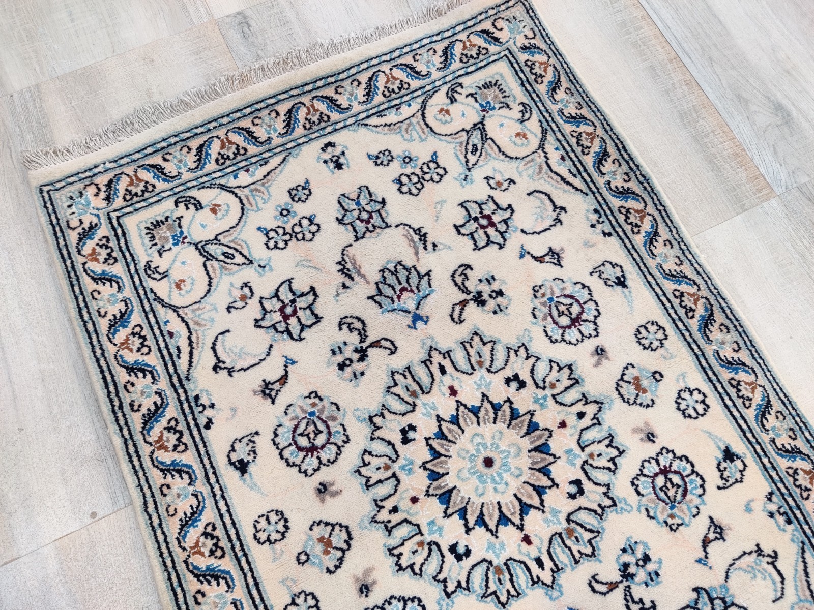 Traditional Hand Knotted Wool Rug Oriental Nain Medallion Rose Gold 2’7″ x 3’10”