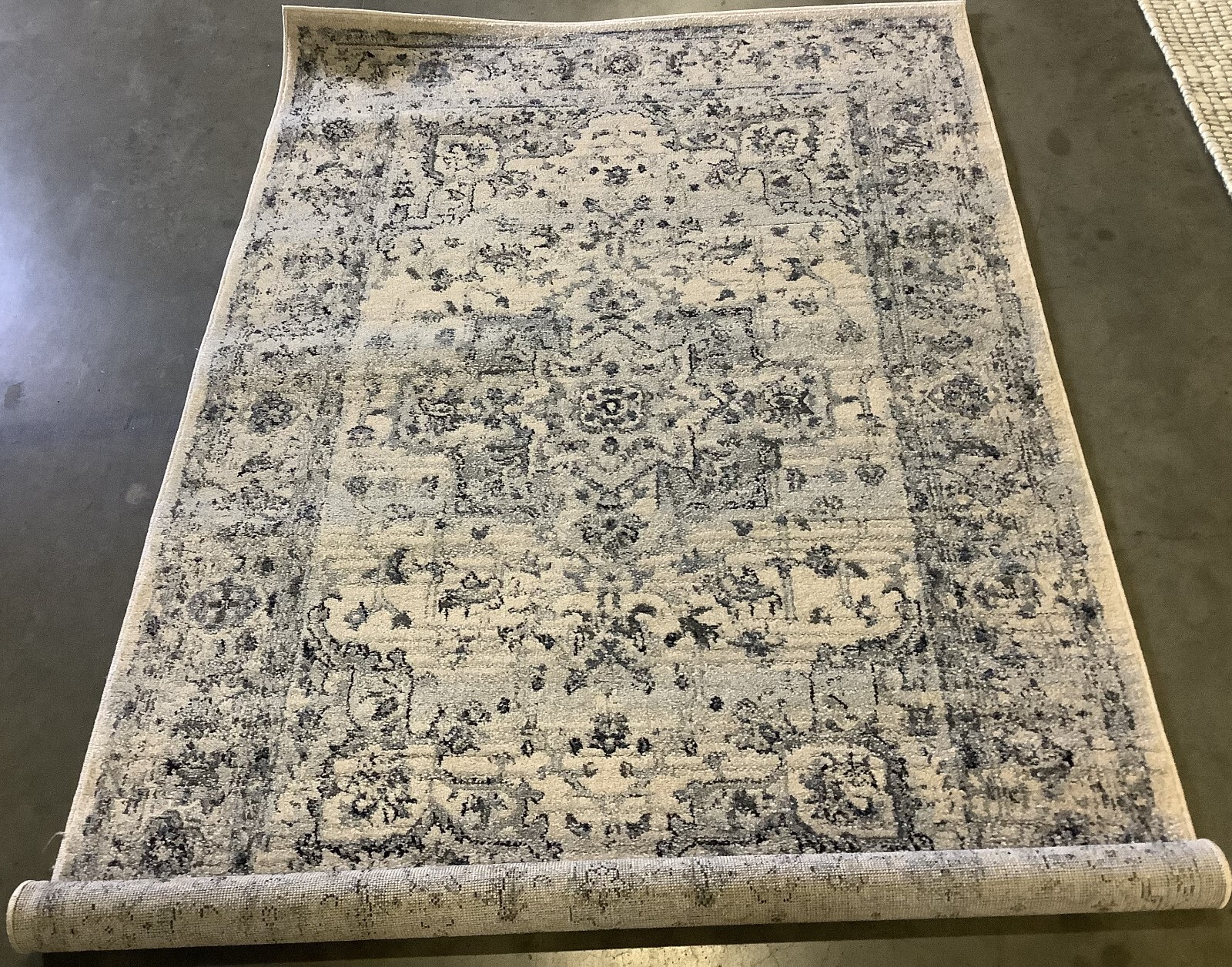 IVORY / LIGHT BLUE 4′ X 6′ Flaw in Rug, Reduced Price 1172670736 CHL411M-4