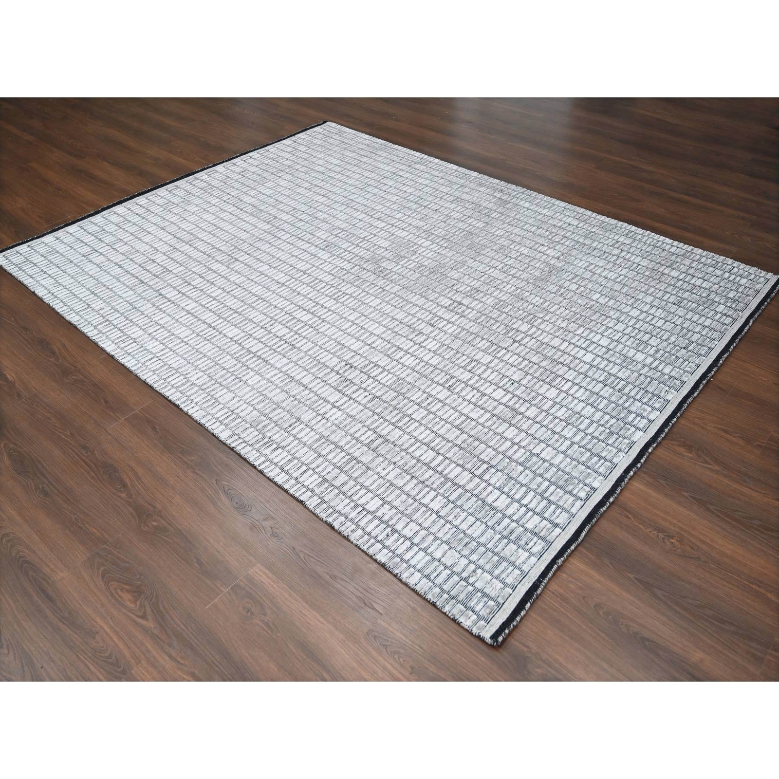 7’10″x10′ Gray and Black Modern Design Hand Loomed Pure Wool and Silk Rug R84307