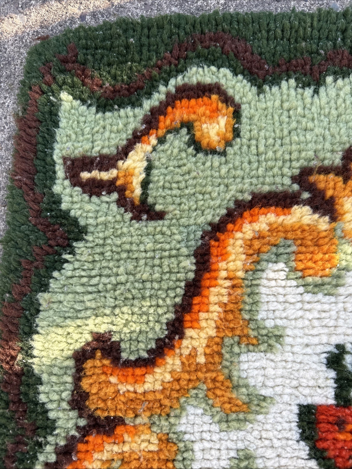 Vintage Shillcraft Ready Made Latch Hook Rug Floral Roses Scalloped Edge Retro