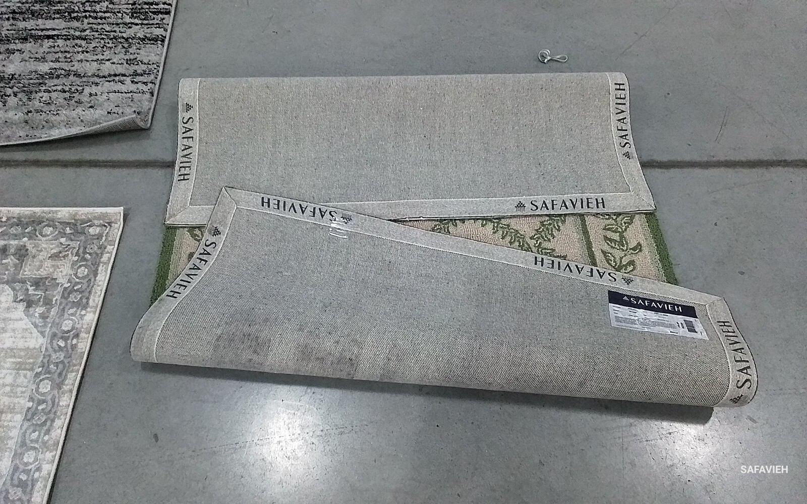 IVORY / LIT GREEN 3′-9″ x 5′-9″ Back Stain Rug Reduced Price 1172770208 HK230B-4