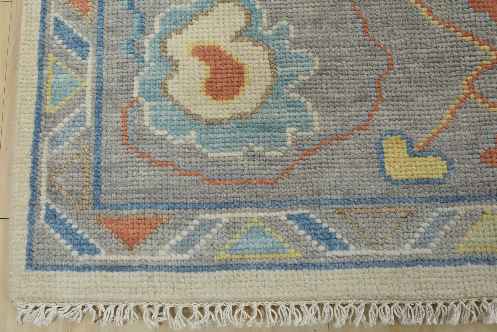 Oushak Anatolia 8’1” x 10′ Ivory Wool Hand-Knotted Oriental Rug