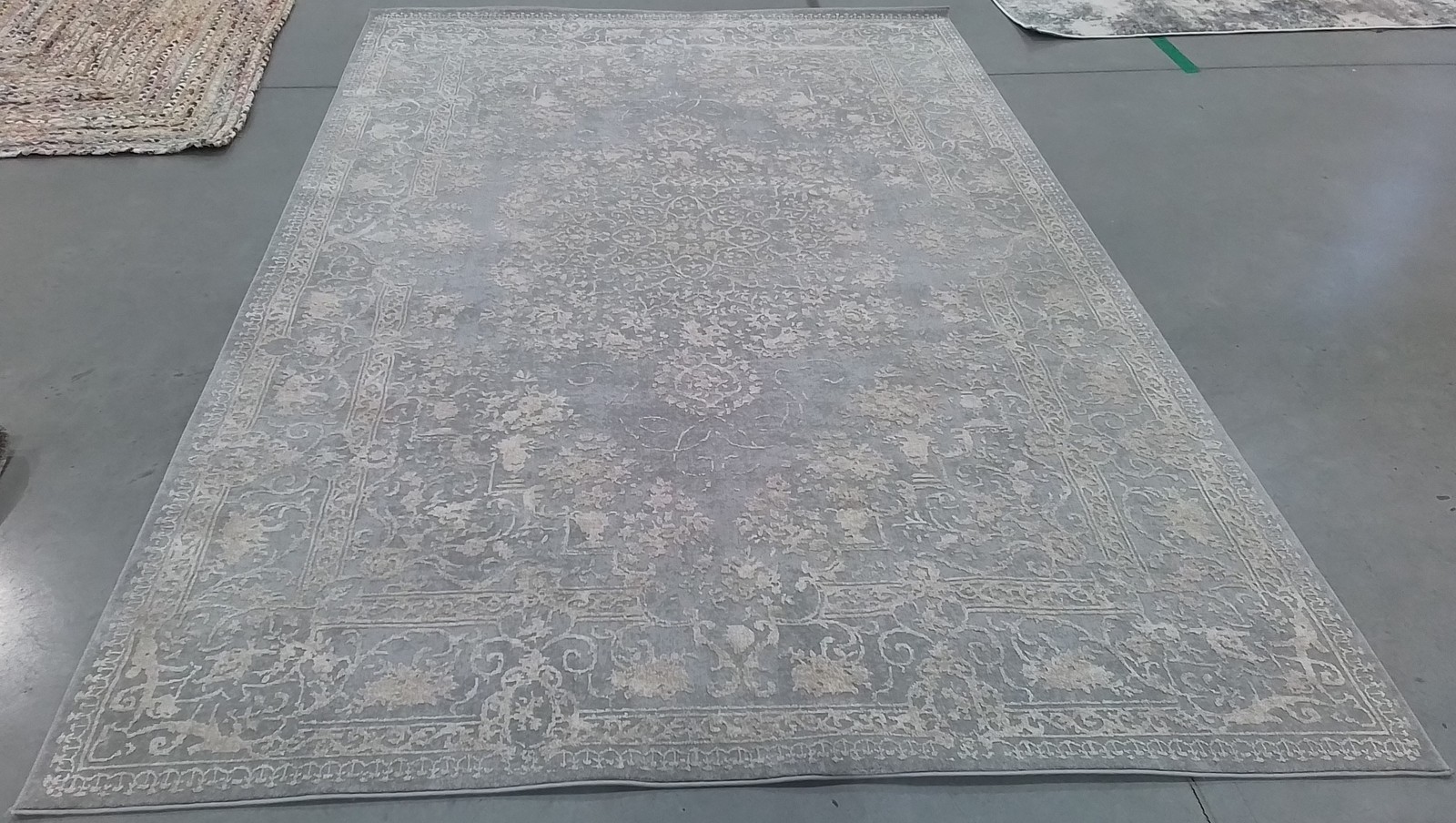 LT GREY / CREAM 6′-0″ x 9′-0″ Back Stain Rug, Reduced Price 1172807191 RFT664C-6
